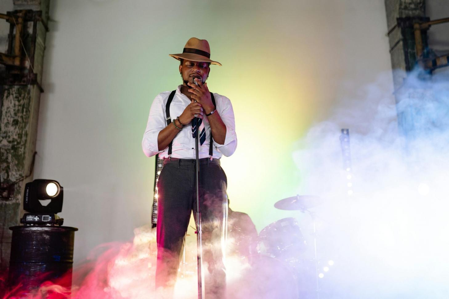 Рабочее место звукорежиссёра с мониторами